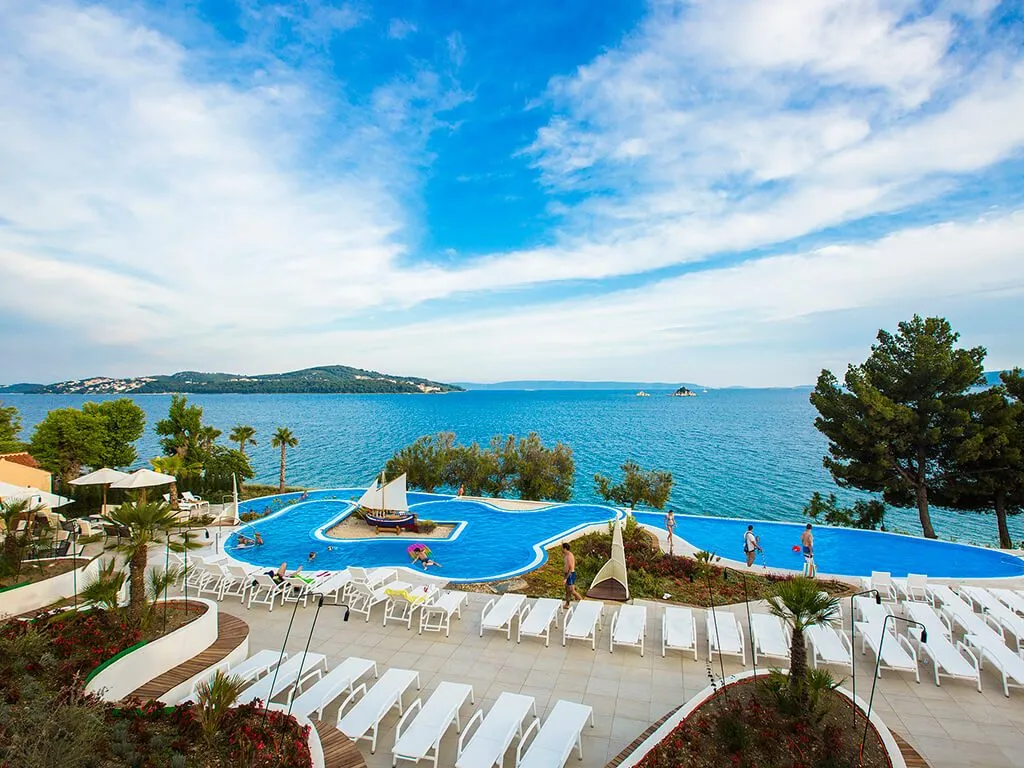camping-belvedere-pool-with-sea-view-i