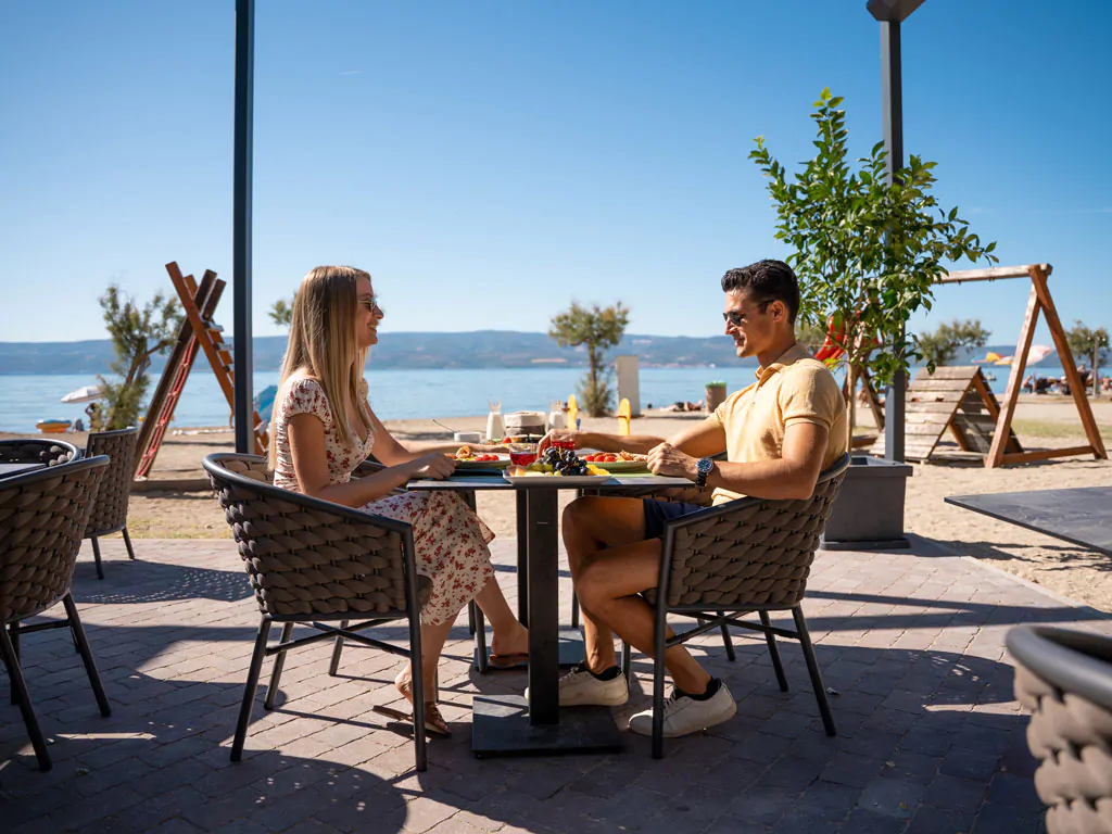 campsite-almissa-overview-restaurant-couple-seaview