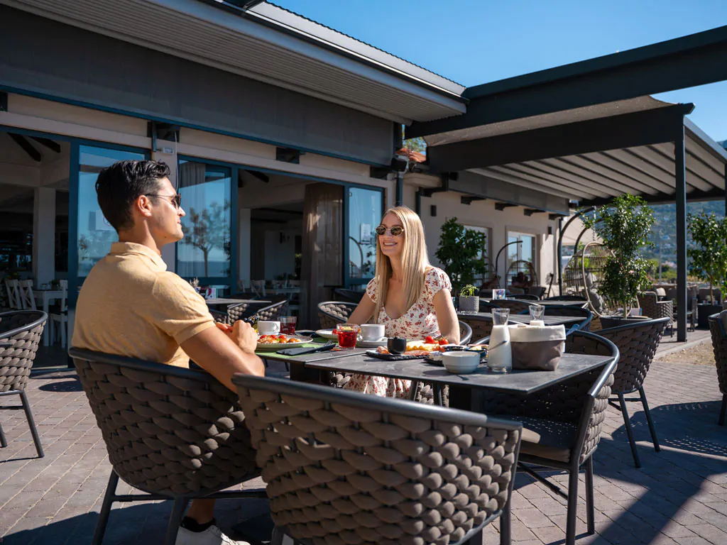 campsite-almissa-overview-restaurant-terrace-couple