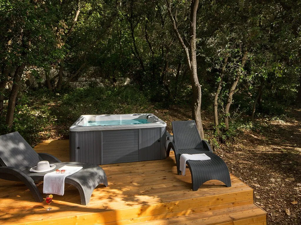 camping-mon-perin-luxury-beach-meyou-mobile-home-terrace-whirlpool