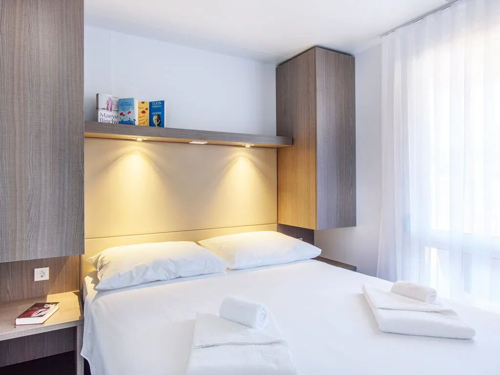 camping-polari-mobile-homes-premium-family-double-bedroom