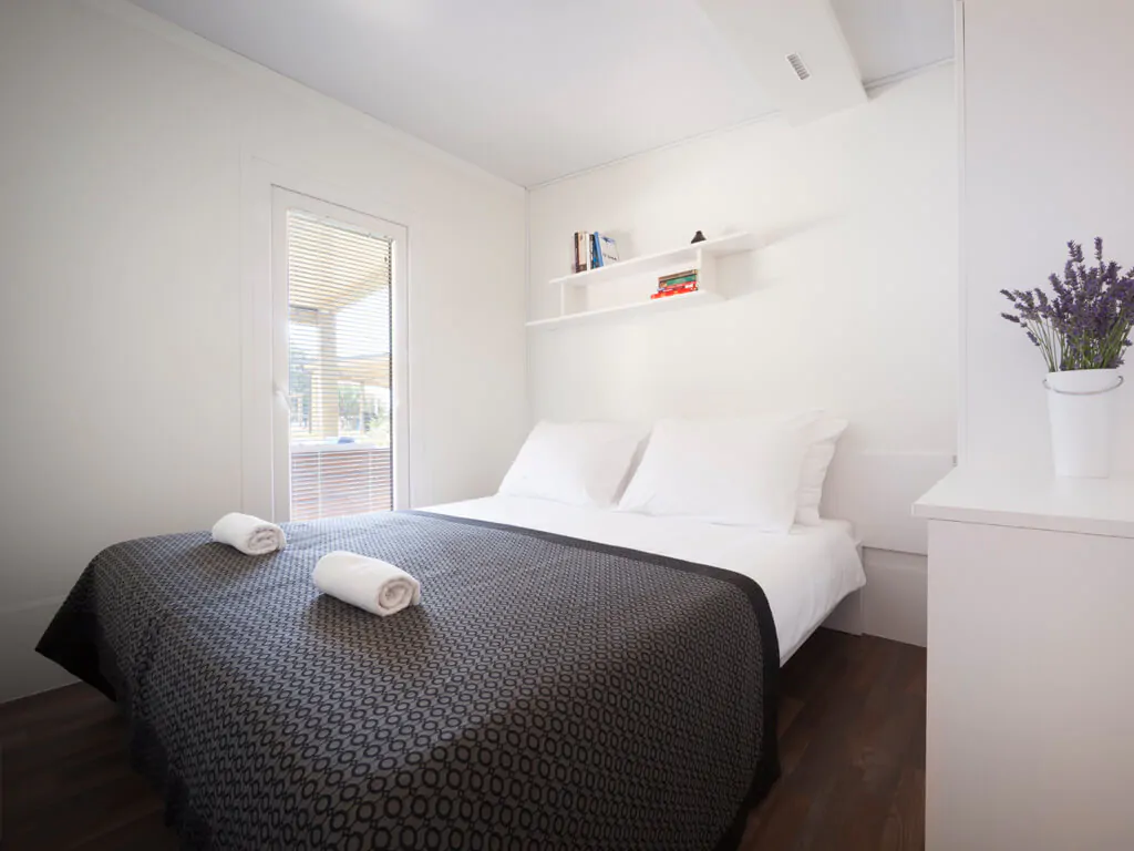 camping-polari-mobilehomes-standard-double-bedroom-2