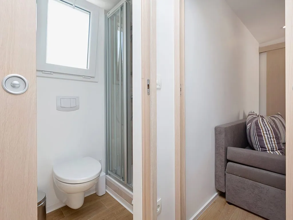 camping-porto-sole-standard-mobile-homes-bathroom