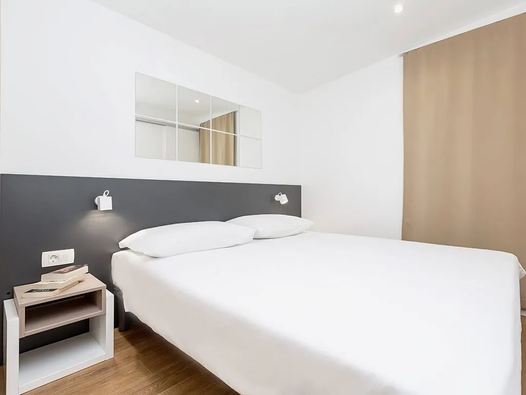 camping-porto-sole-standard-mobile-homes-bedroom-interior-2