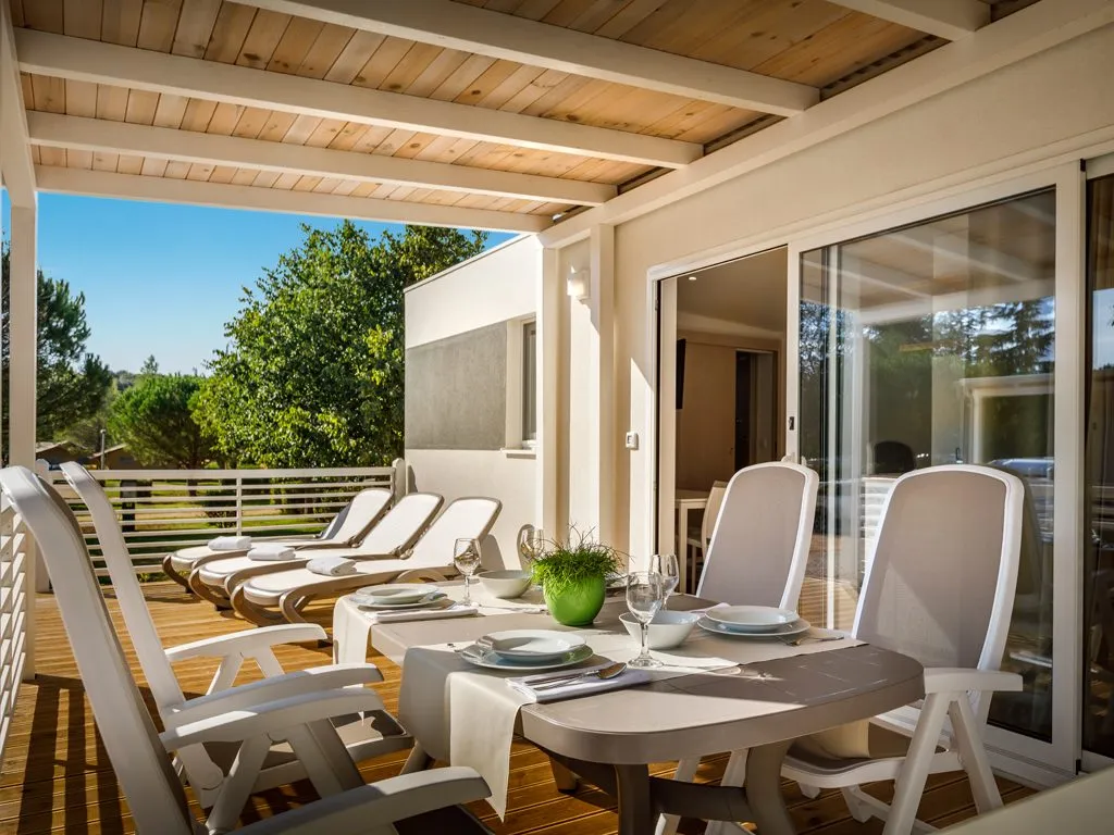 camping-porto-sole-standard-mobile-homes-terrace-with-dining-table-2
