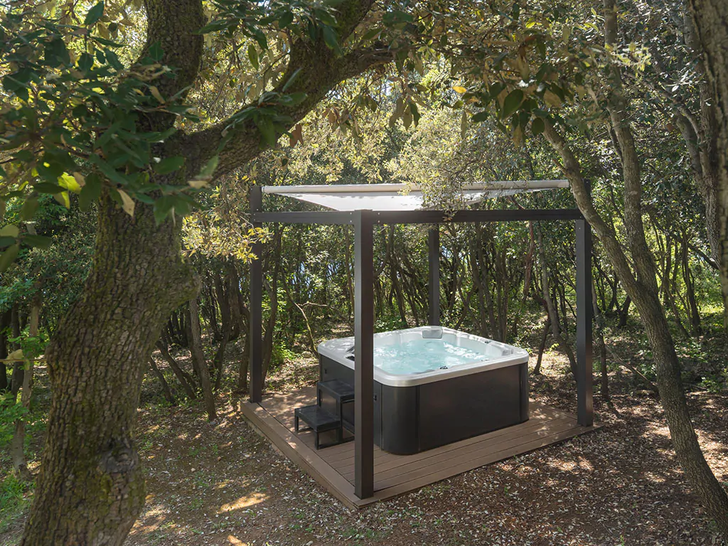 camping-resort-mon-perin-beach-villa-you-and-me-exterior-jacuzzi-view
