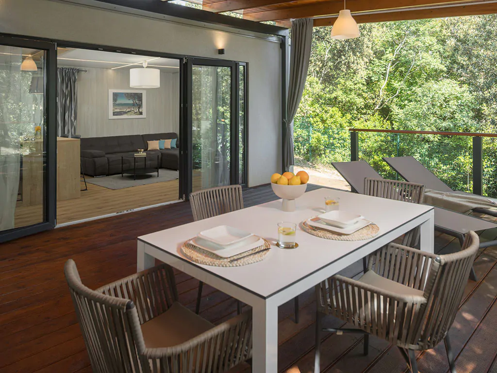 camping-resort-mon-perin-beach-villa-you-and-me-exterior-terrace-table
