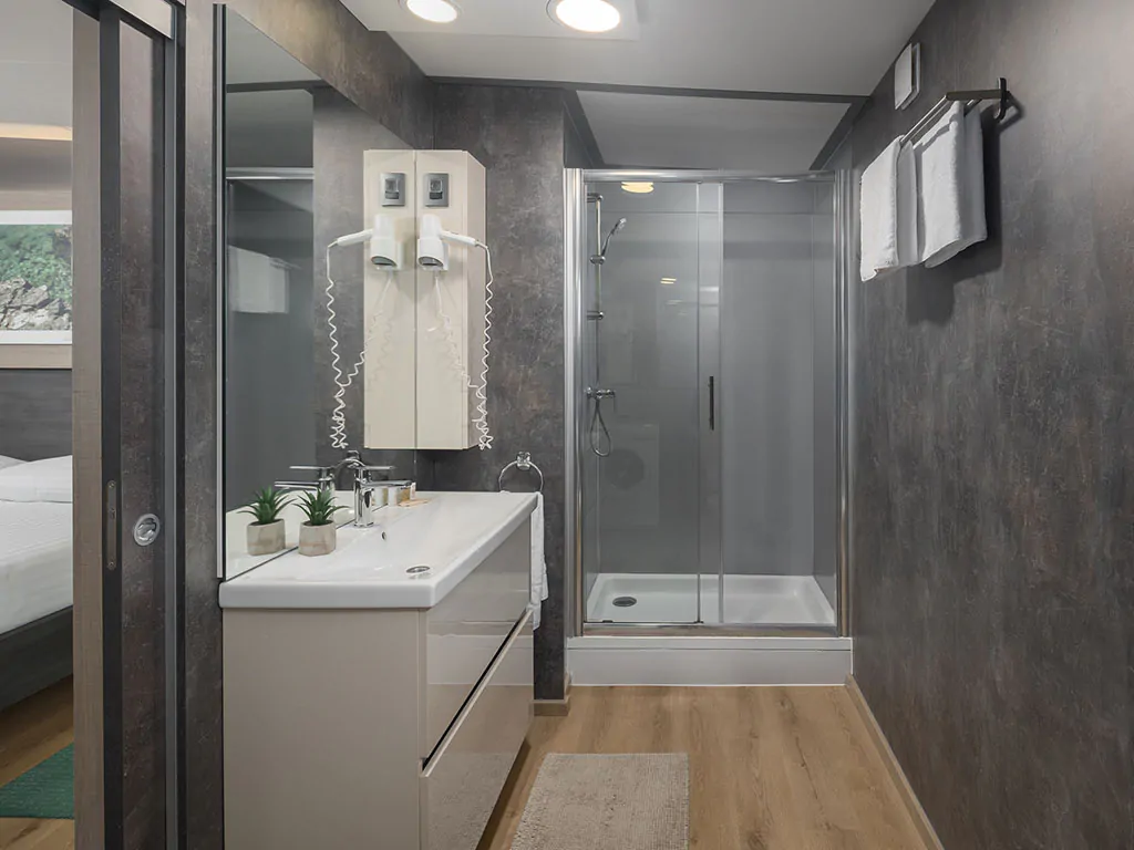 camping-resort-mon-perin-beach-villa-you-and-me-interior-bathroom-shawer