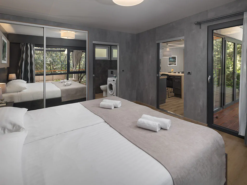 camping-resort-mon-perin-beach-villa-you-and-me-interior-bedroom-double-bed