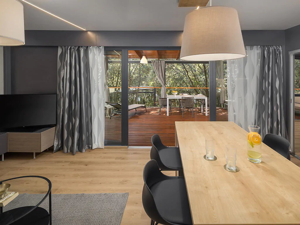 camping-resort-mon-perin-beach-villa-you-and-me-interior-table