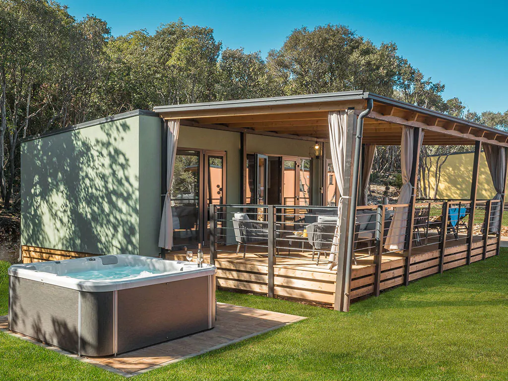 camping-resort-mon-perin-villa-prestige-with-jacuzzi-exterior-mobile-home