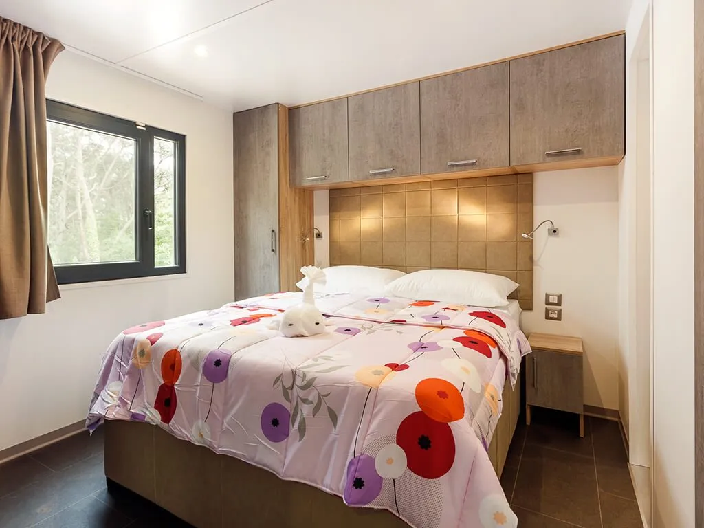 camping-santa-marina-bedroom-of-luxury-mobile-home-i