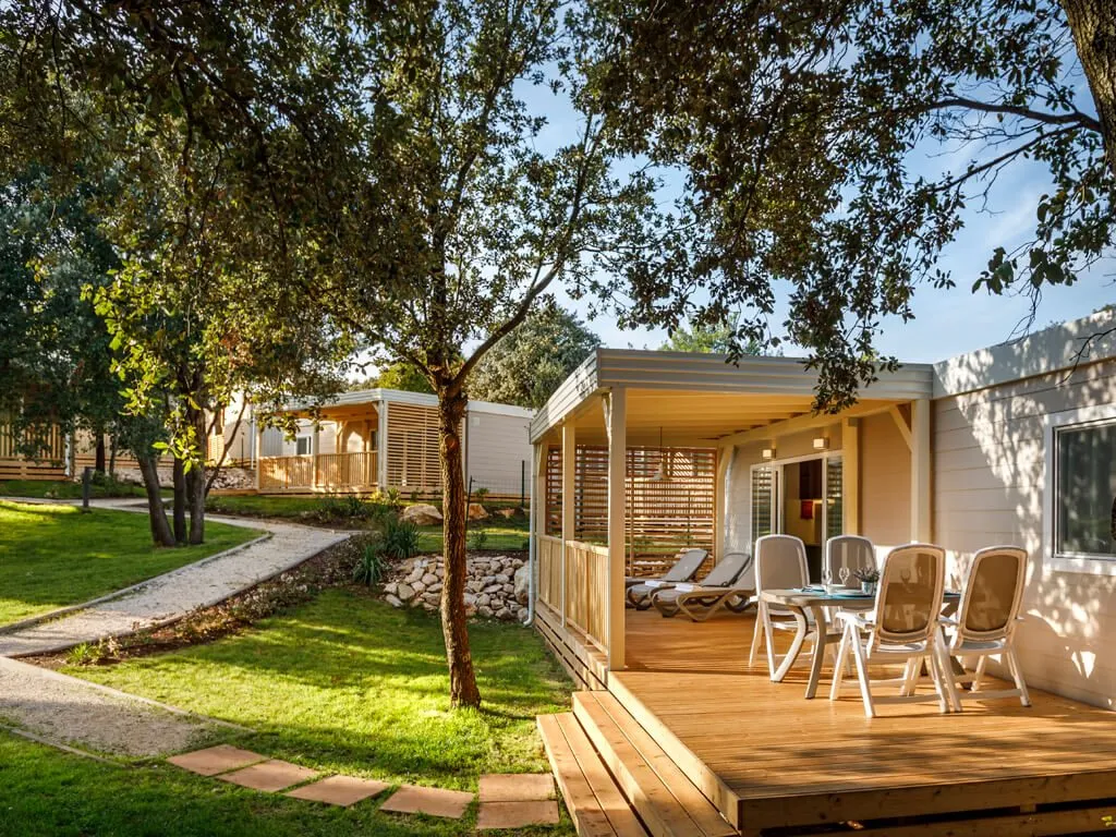 camping-vestar-forest-escape-mobile-home-terrace-and-dining-table