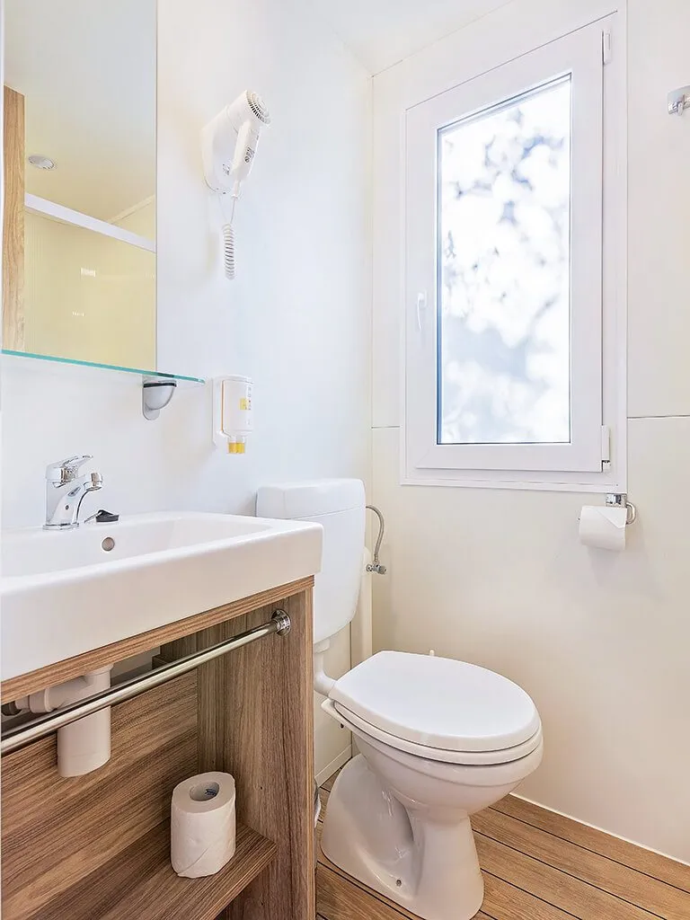 camping-vestar-oasis-family-mobile-home-bathroom