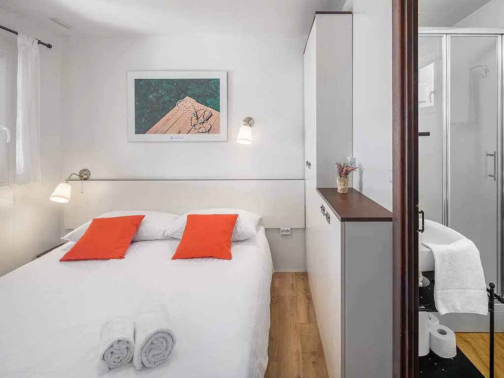 campsite-mon-perin-deluxe-mobile-home-bedroom