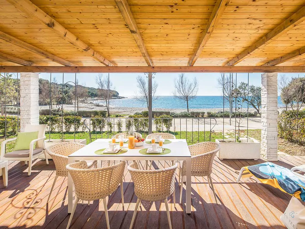 campsite-mon-perin-deluxe-seaview-mobile-homes-terrace-with-seaview
