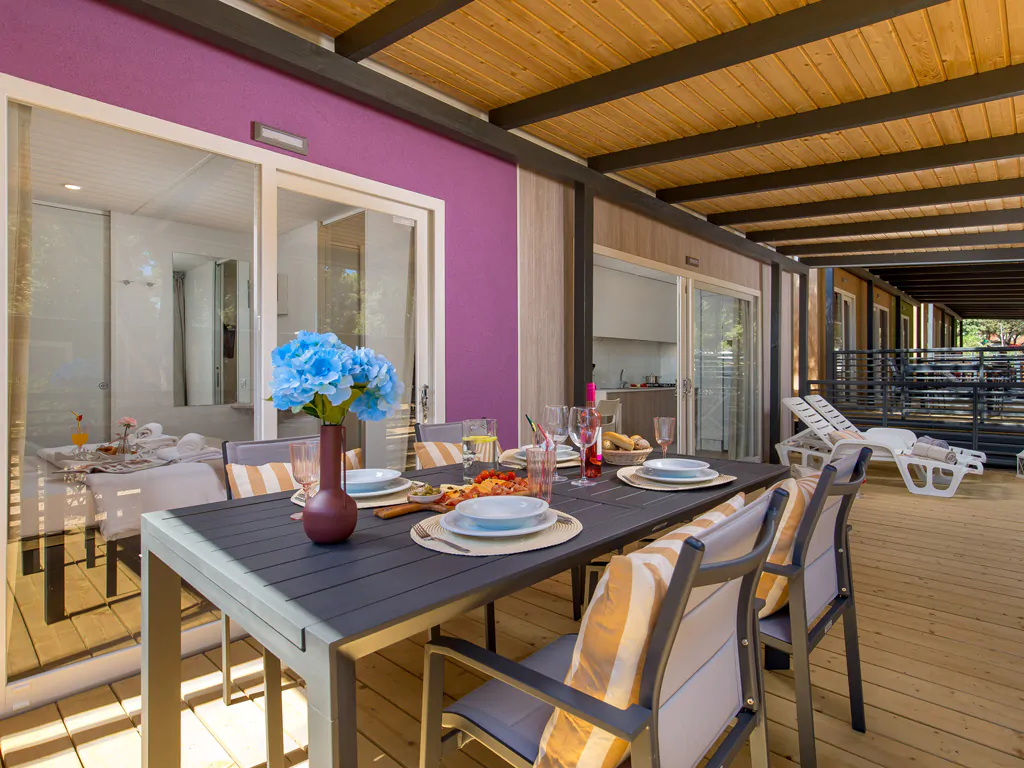 campsite-strasko-mobile-home-exterior-terrace-dining-table-i-2