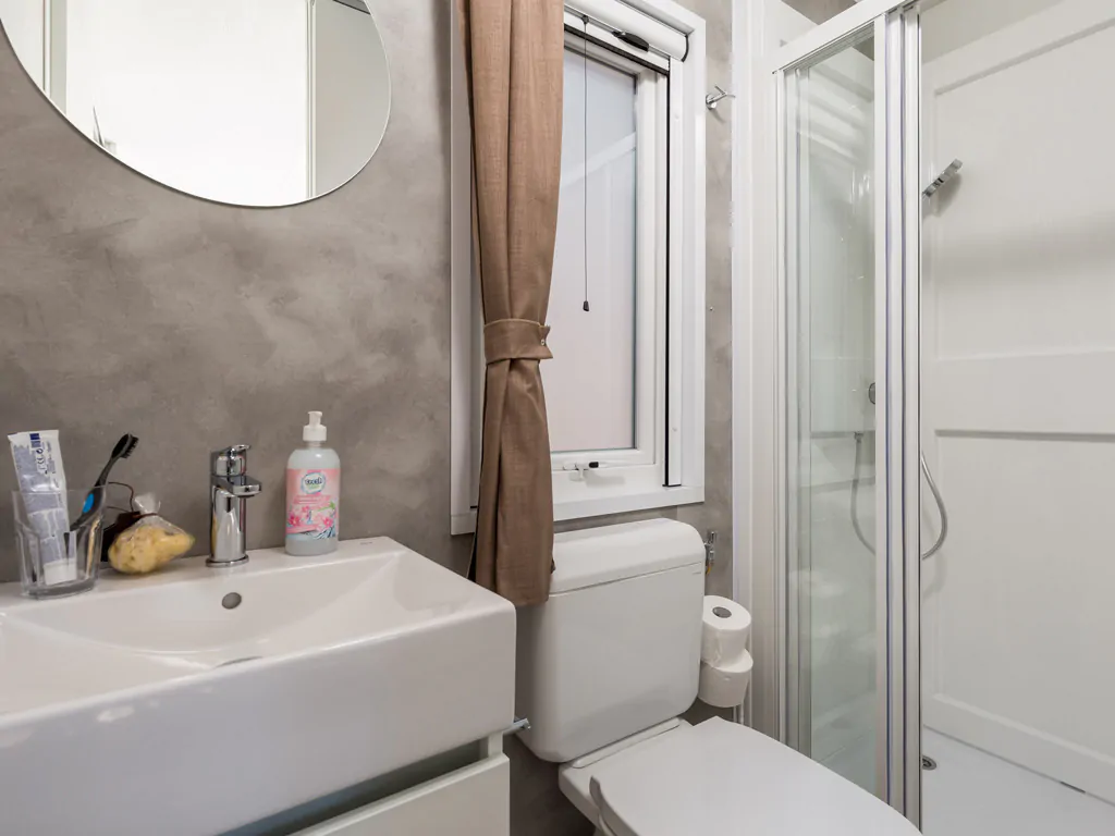 campsite-strasko-mobile-home-interior-bathroom-2
