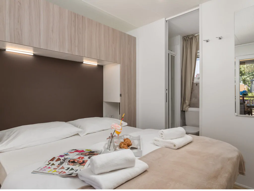 campsite-strasko-mobile-home-interior-bedroom-double-bed-i-2