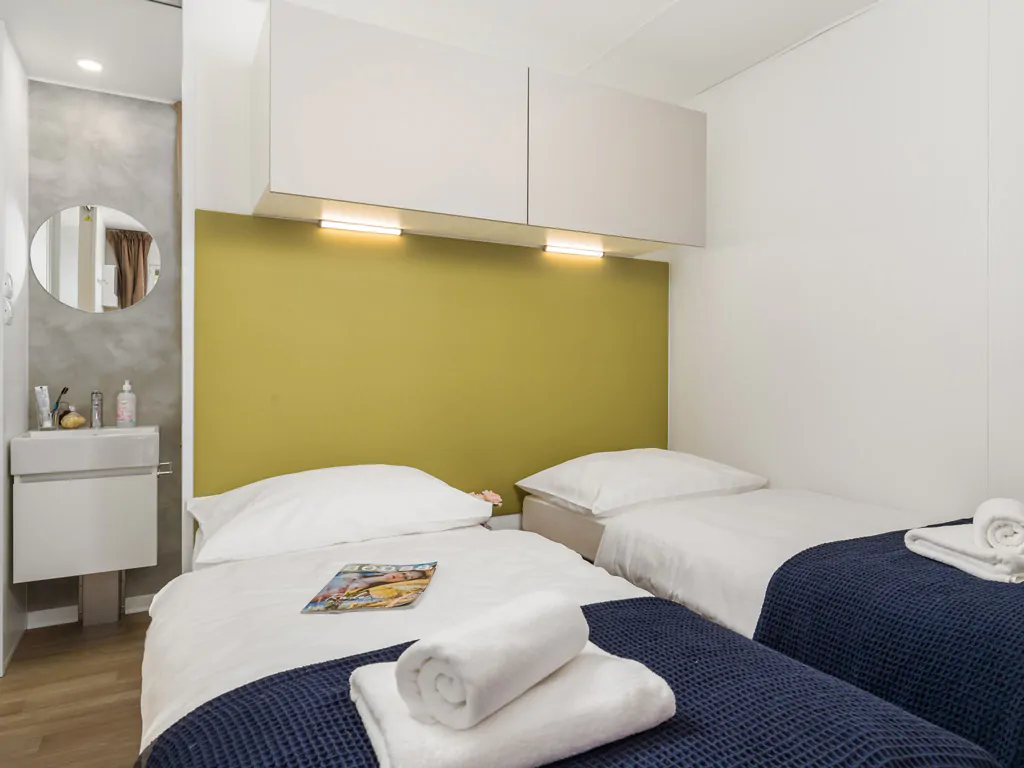 campsite-strasko-mobile-home-interior-bedroom-single-beds-bathroom-2