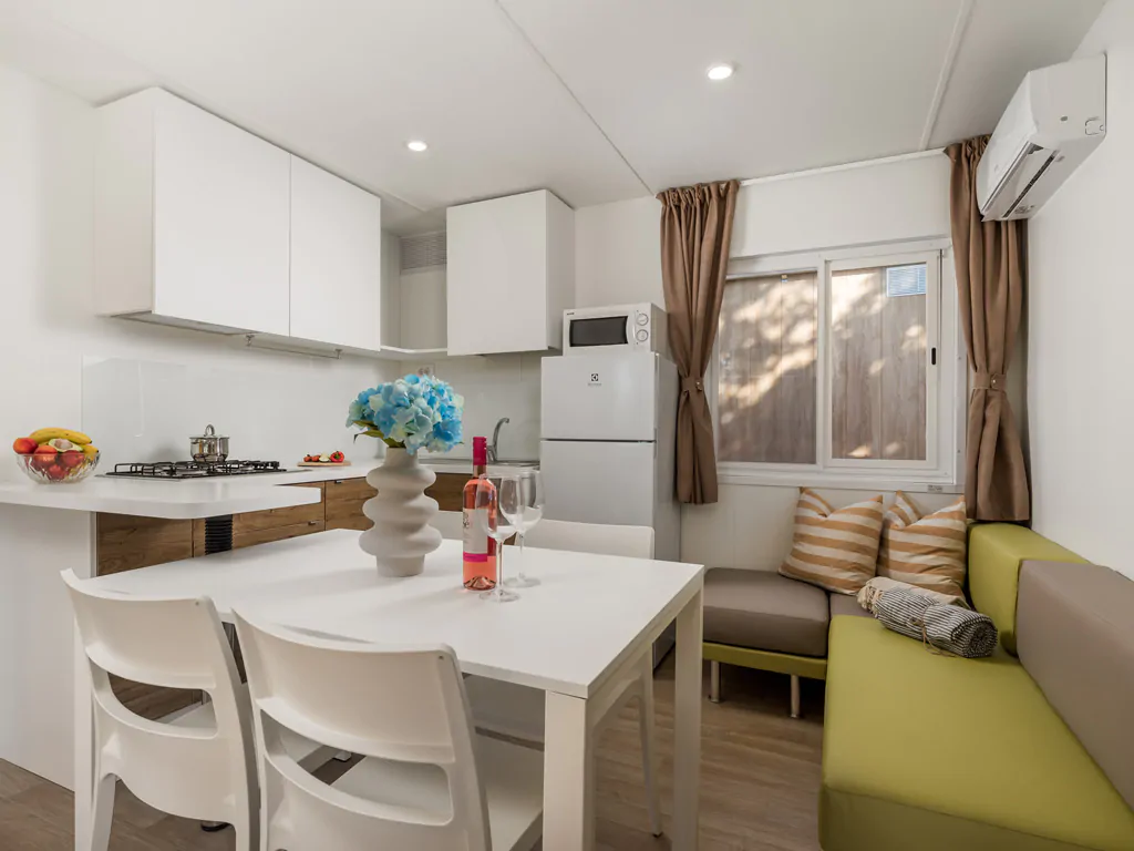 campsite-strasko-mobile-home-interior-kitchen-dining-table-living-room-2