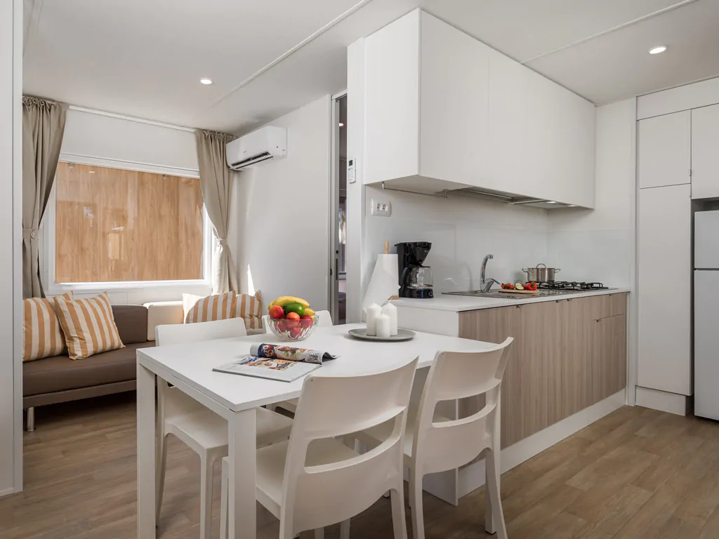 campsite-strasko-mobile-home-interior-kitchen-dining-table-living-room-i-2