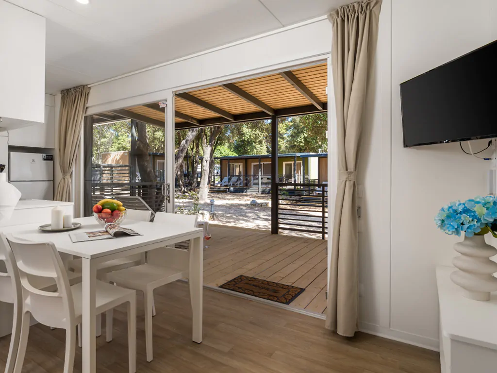 campsite-strasko-mobile-home-interior-kitchen-dining-table-living-room-terrace-2