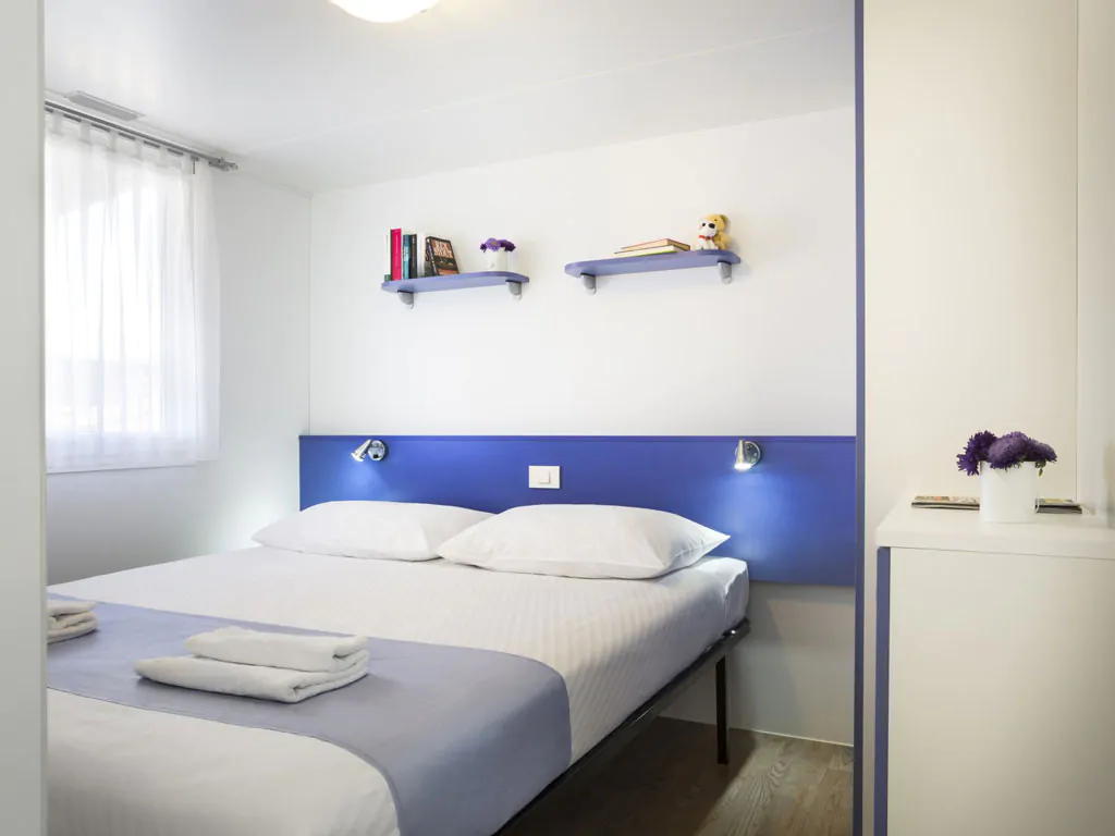 campsite-valkanela-mobile-home-superior-interior-bedroom-double-bed
