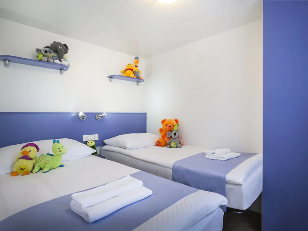 campsite-valkanela-mobile-home-superior-interior-bedroom-single-beds