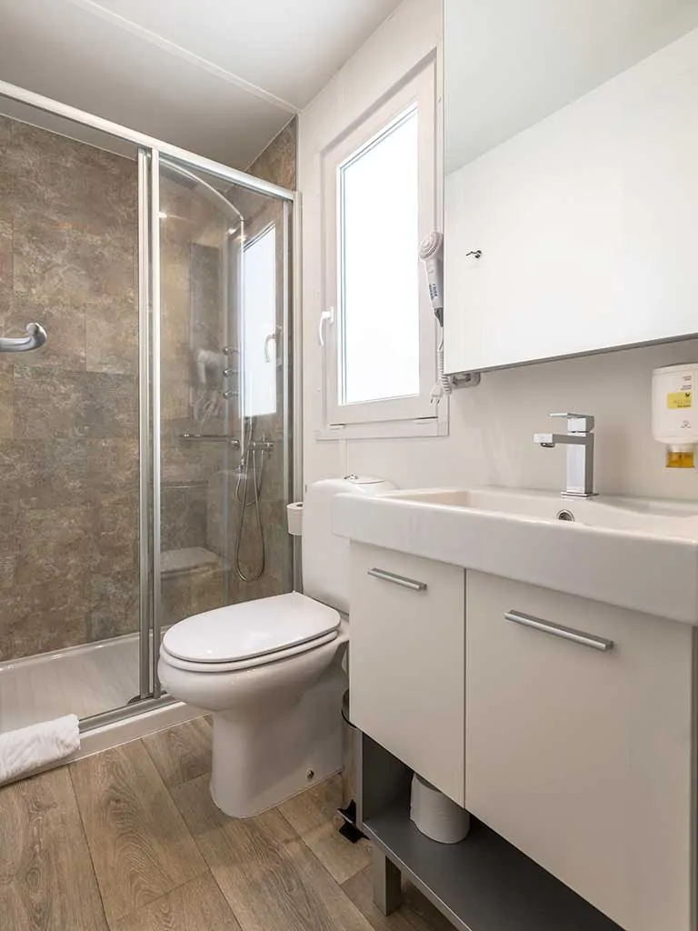 campsite-vestar-forest-escape-family-mobile-homes-bathroom