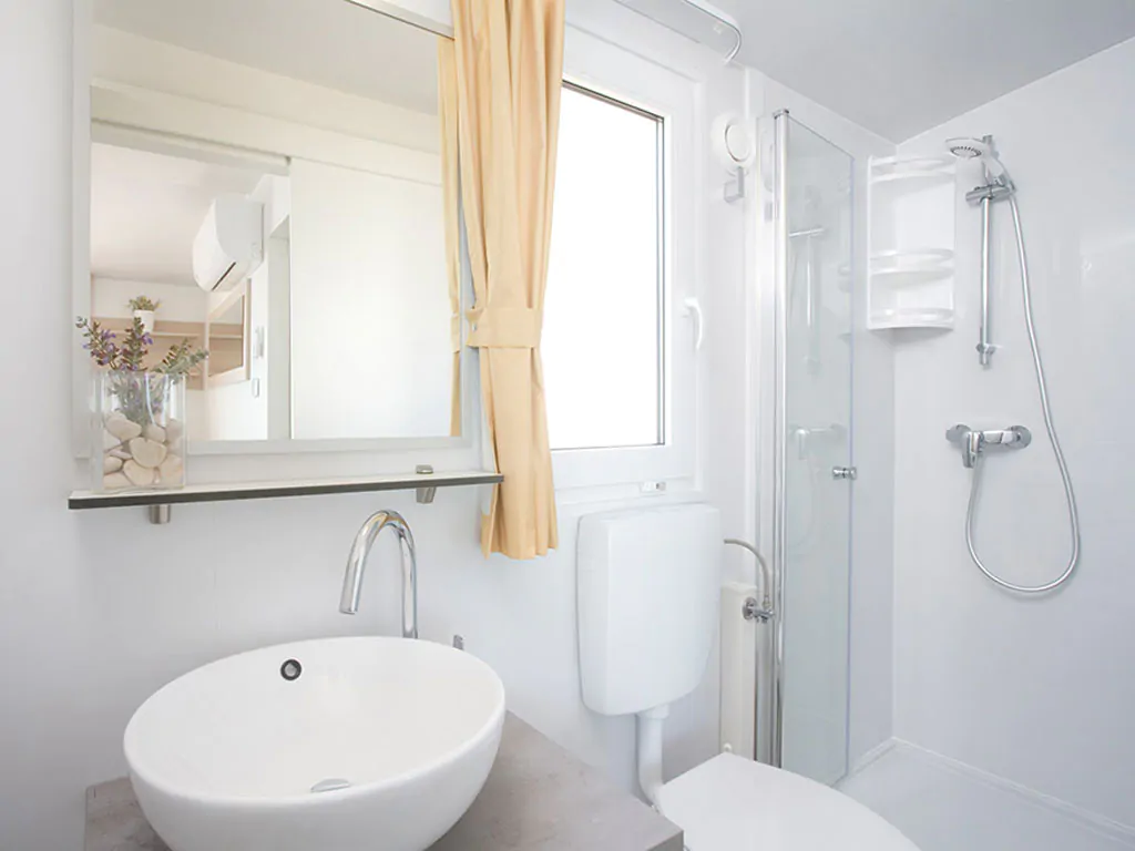 valamar-camping-lanterna-mobile-home-lanterna-home-interior-bathroom