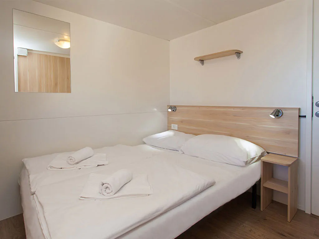 valamar-camping-lanterna-mobile-home-lanterna-home-interior-bedroom-double-bed