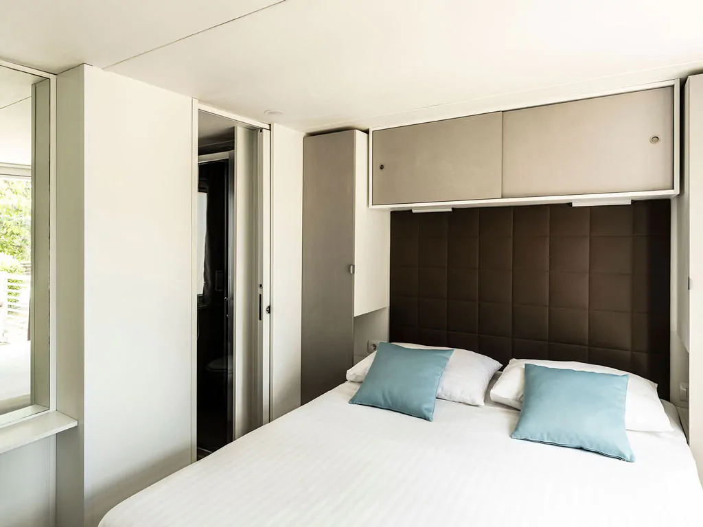 zaton-holiday-resort-superior-interior-bedroom-double-bed