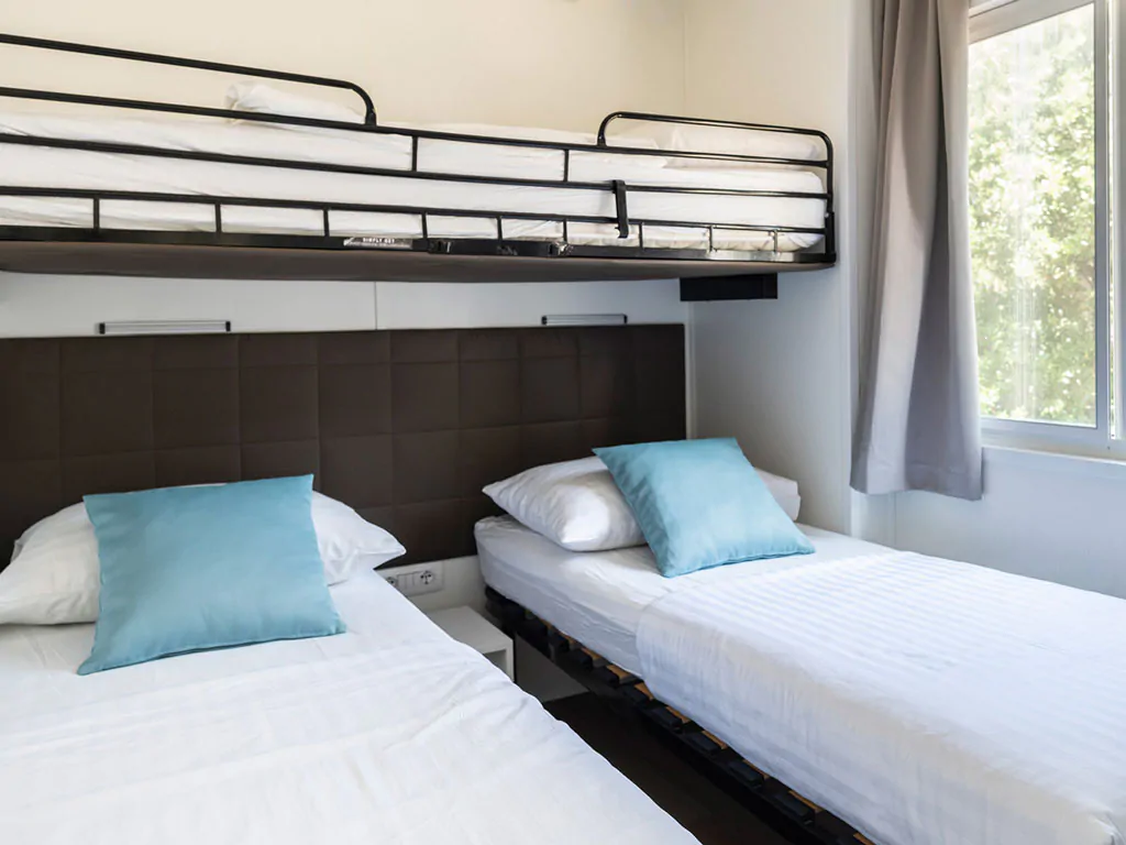 zaton-holiday-resort-superior-interior-bedroom-single-beds