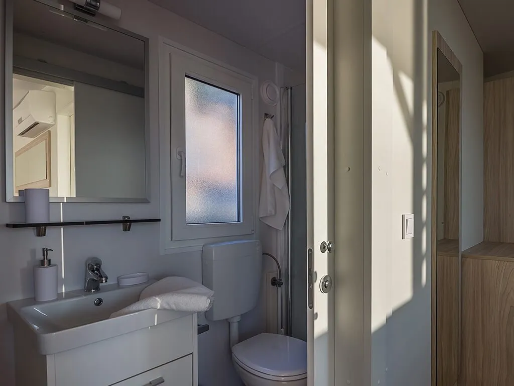 camping-klenovica-comfort-mobile-home-bathroom-interior