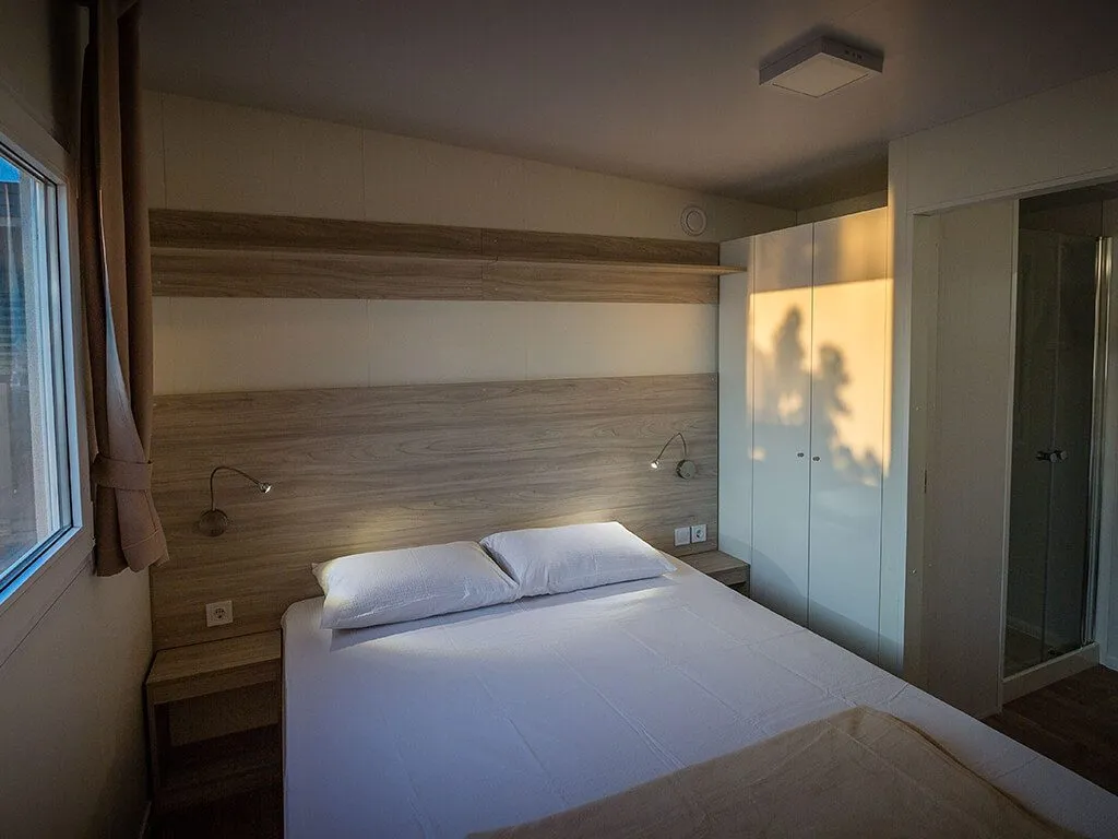 camping-klenovica-comfort-mobile-home-bedroom-ii