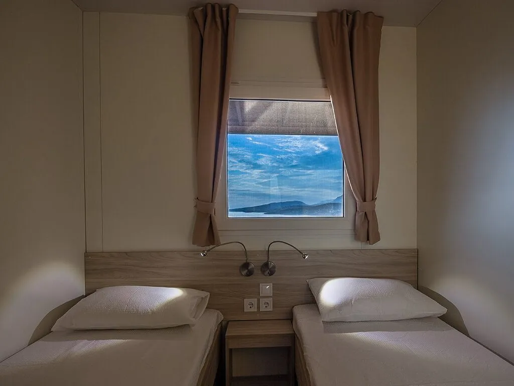 camping-klenovica-comfort-mobile-home-double-bed-room-interor