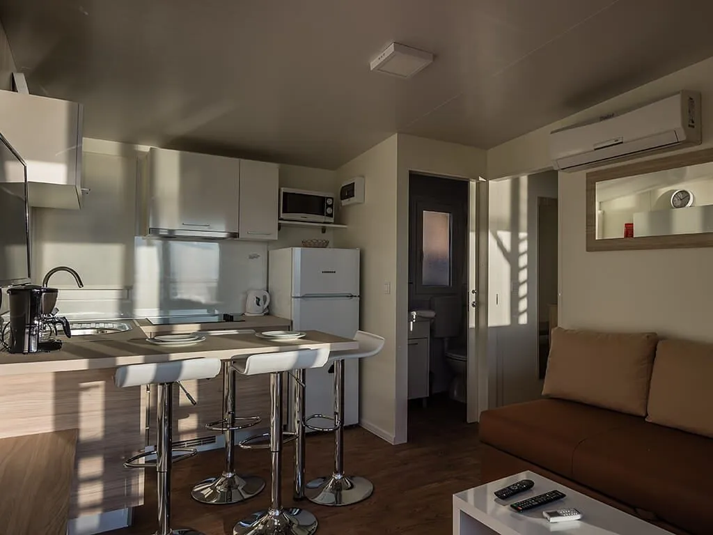 camping-klenovica-comfort-mobile-home-kitchen