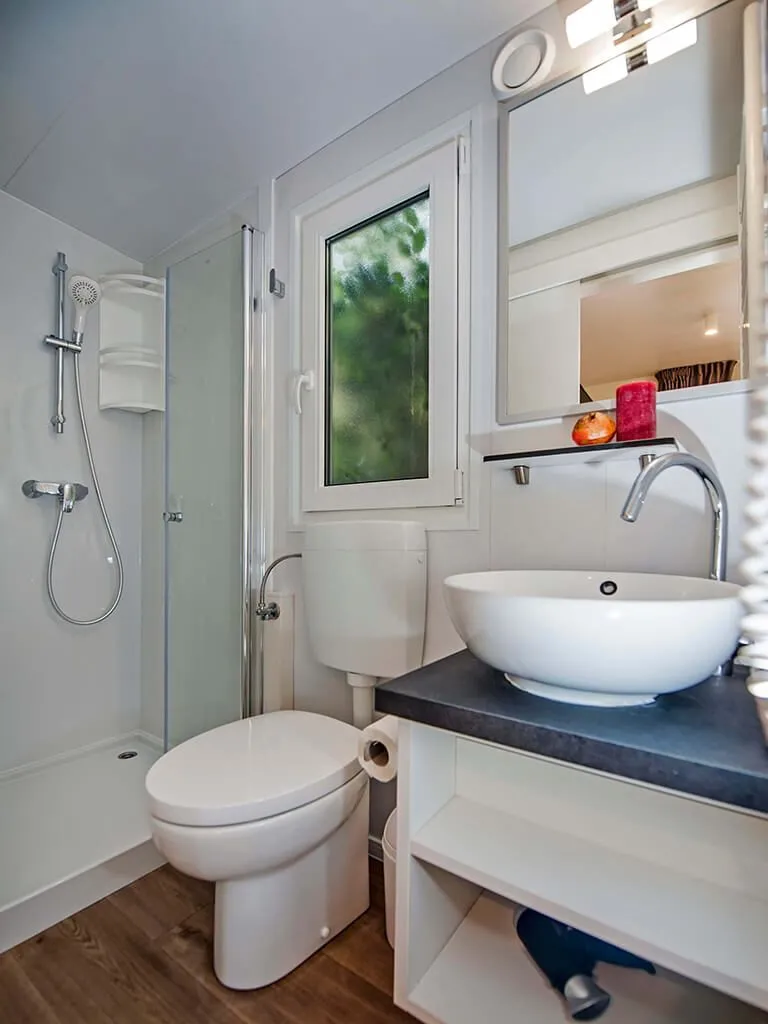 camping-ljutic-mobile-home-superior-bathroom