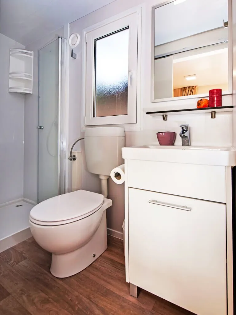 campsite-klenovica-premium-seaview-mobile-homes-bathroom
