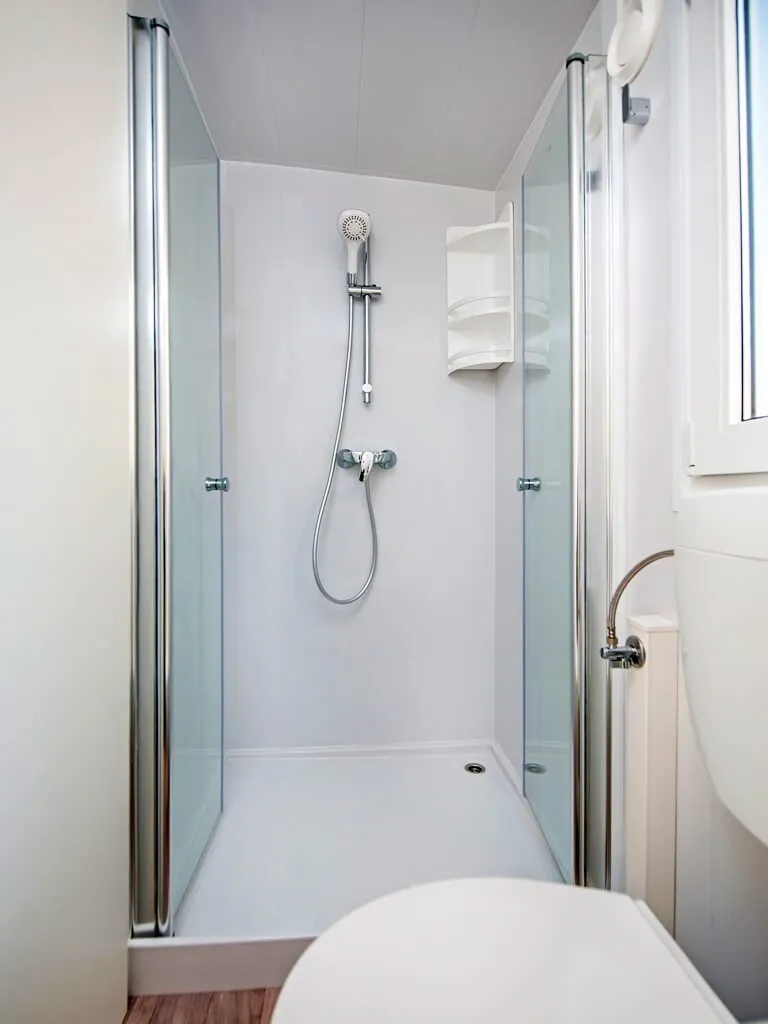 campsite-klenovica-premium-seaview-mobile-homes-bathroom-shower