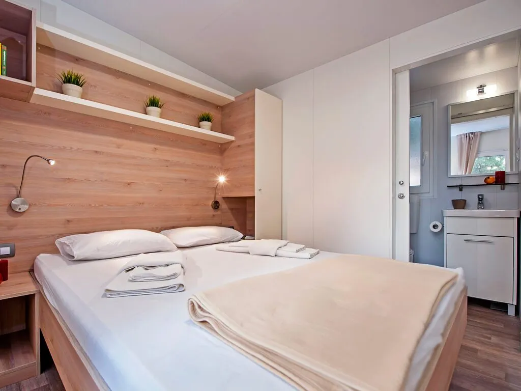 campsite-klenovica-premium-seaview-mobile-homes-double-bedroom-with-bathroom
