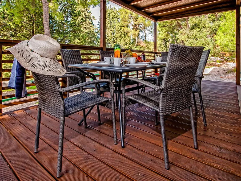 campsite-klenovica-premium-seaview-mobile-homes-terrace-with-dining-table