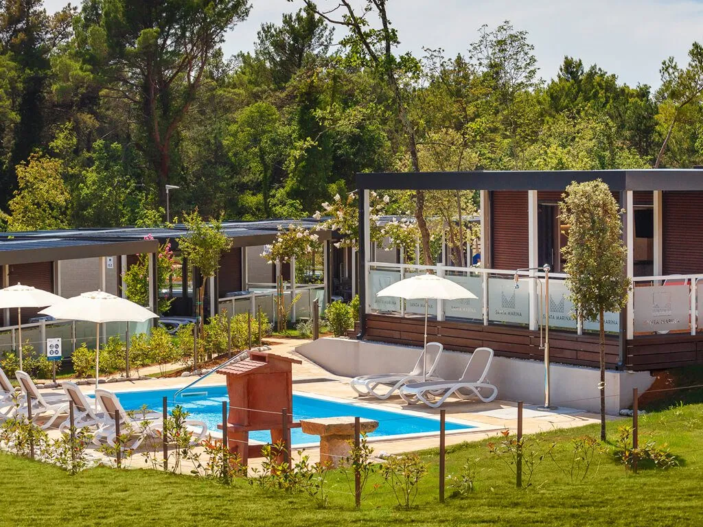 campsite-santa-marina-mobile-homes-deluxe-with-pool-exterior-view
