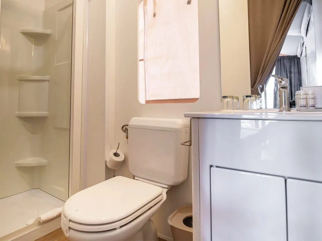 arena-one-99-glamping-mini-lodge-bathroom