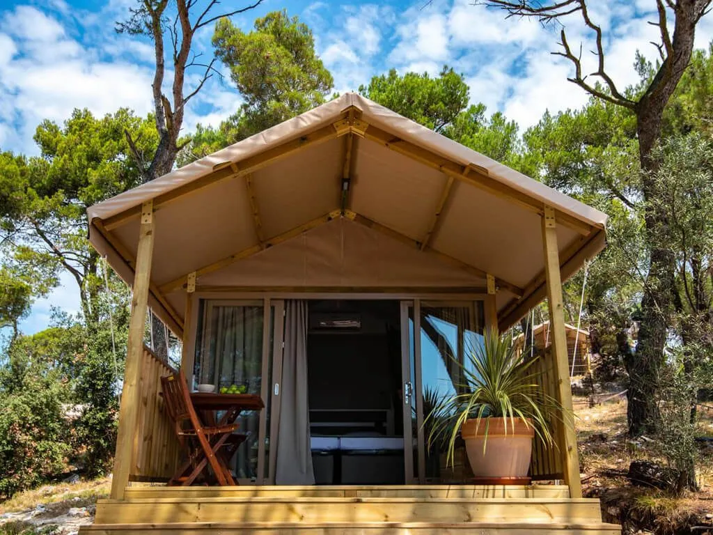 arena-one-99-glamping-mini-lodge-exterior