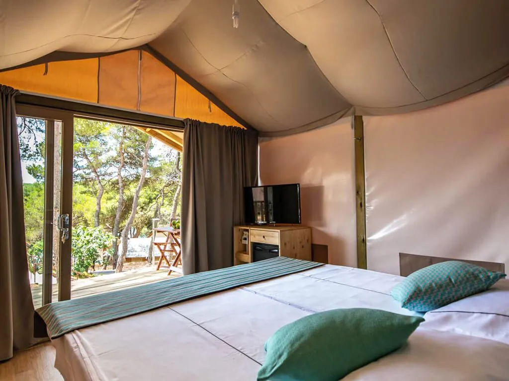 arena-one-99-glamping-mini-lodge-room