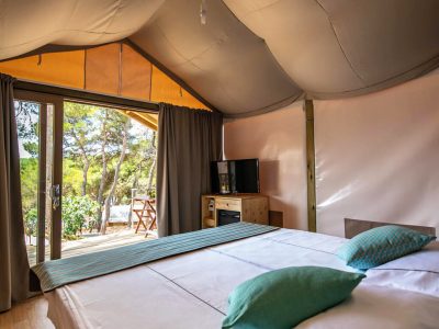 arena-one-99-glamping-mini-lodge-room