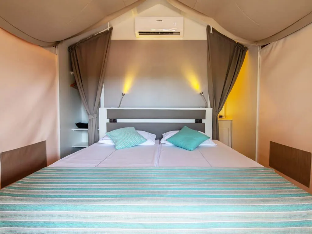 arena-one-99-glamping-mini-lodge-bedroom