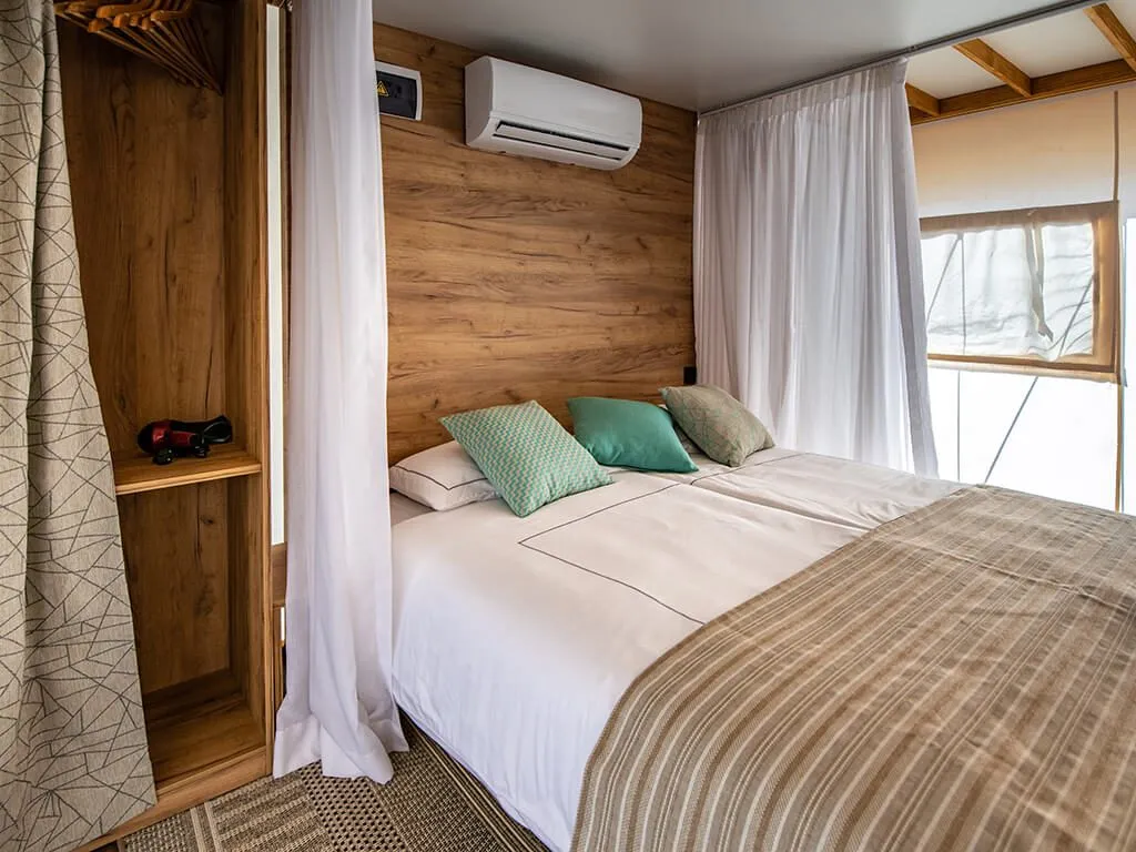camping-arena-one99-lodge-tent-glamping-bedroom